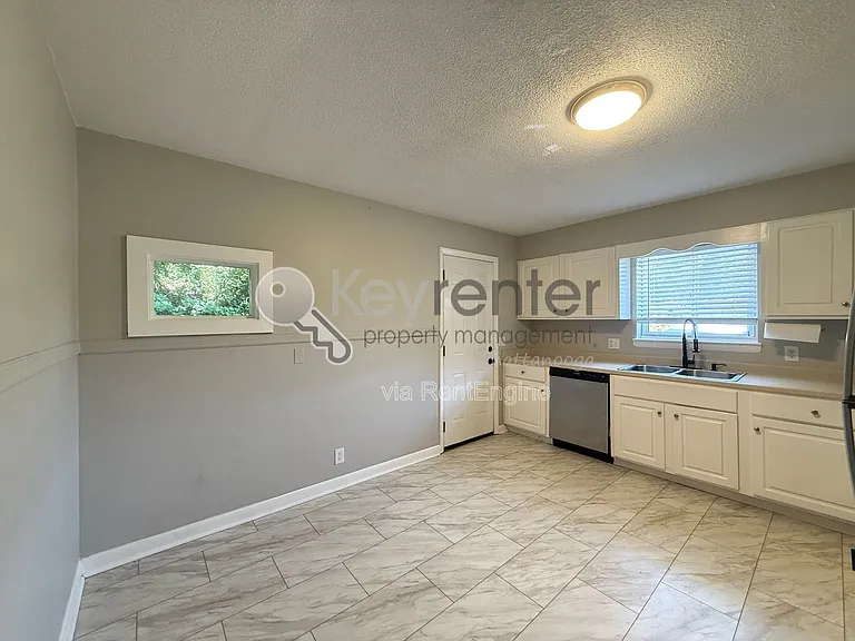 550 Alexander Dr #A — Photo 4