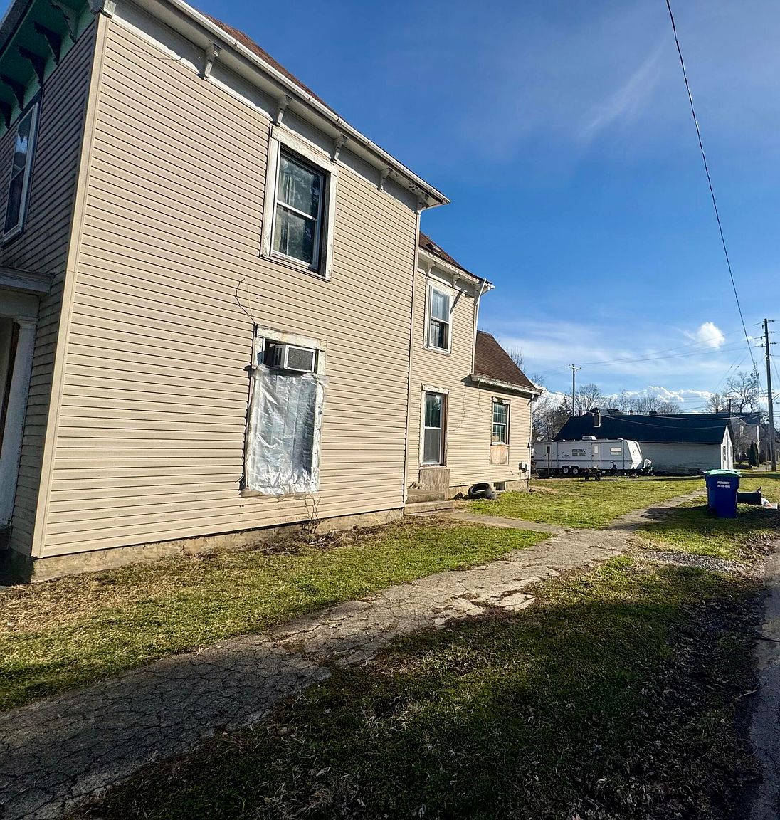 Listing photo 2 for 358 Mirabeau St