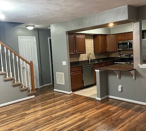 2nd image of 137 Buttonwood Ln