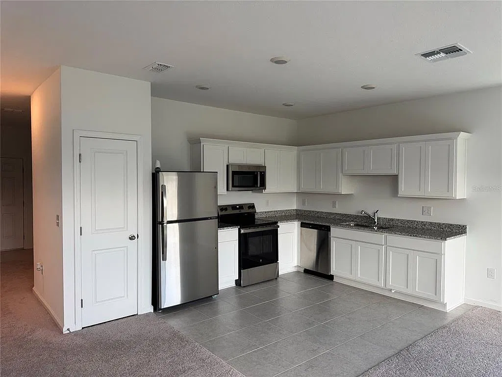 3 bed, 2.5 bath, 1424 sqft, $2,250 — Photo 2