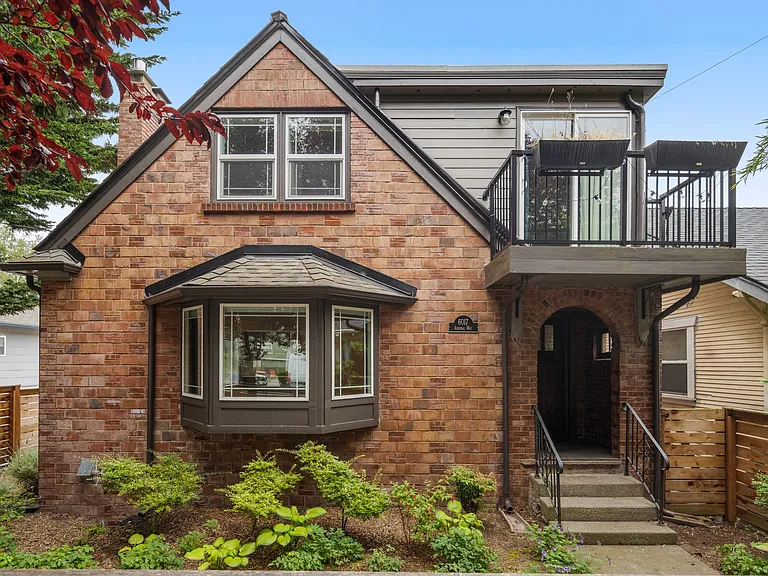 6017 SW Admiral Way — Photo 1