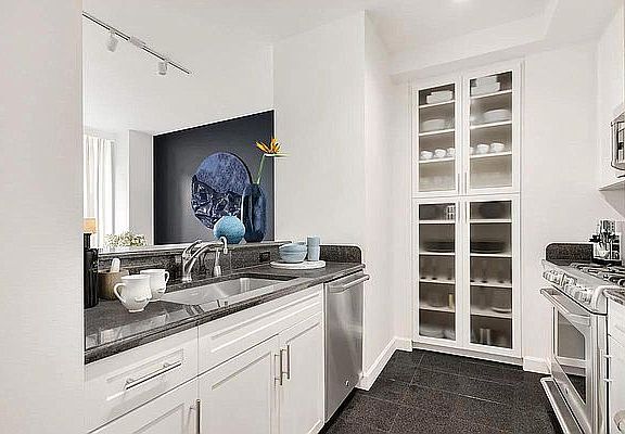 3rd image of 321 W 38th St #1223