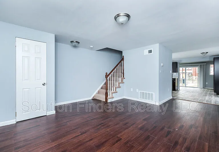 2032 Kelmore Rd — Photo 3