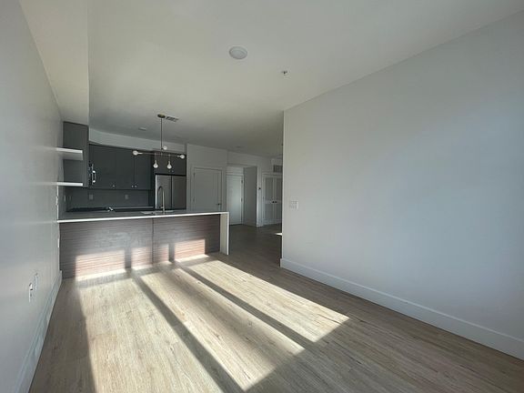 2nd image of 276 Duncan Ave #4E
