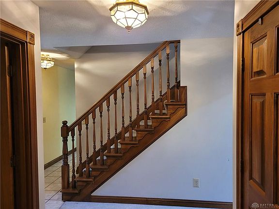 4th image of 827 Waldsmith Way