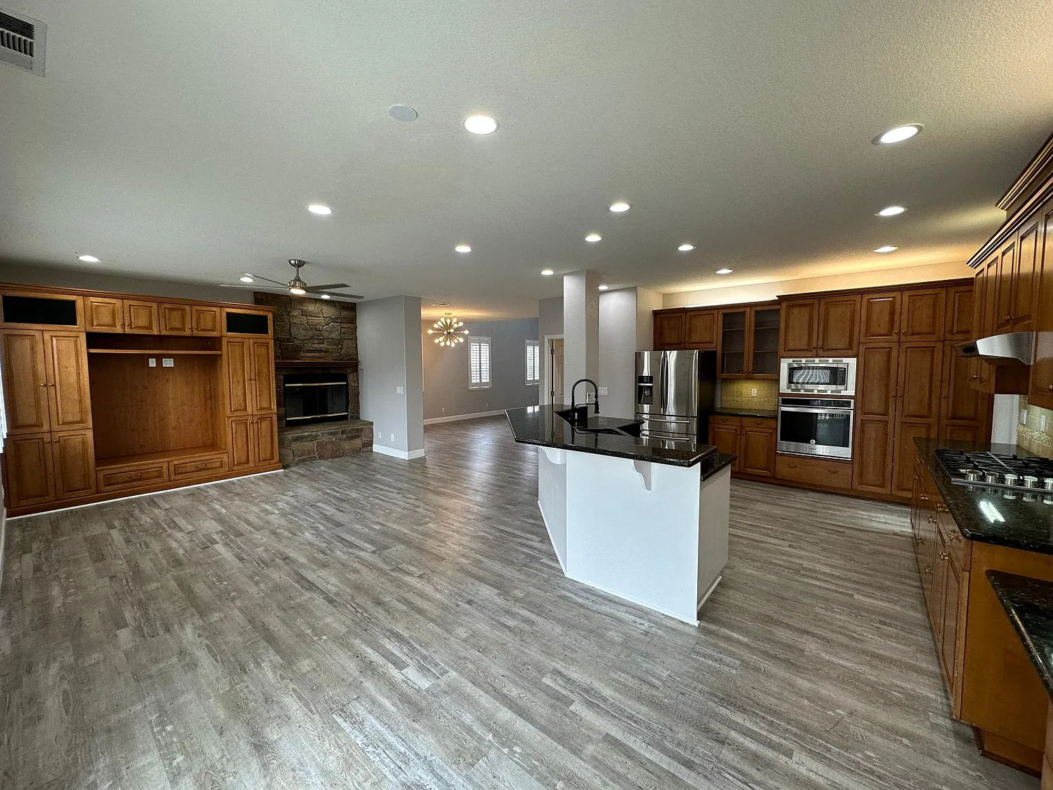 3 bed, 2526 sqft, $4,200 — Photo 3