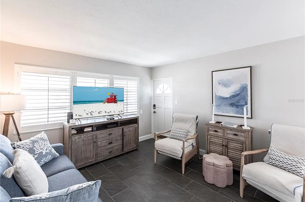 2 bed, 1.0 bath, 744 sqft, $8,370 — Photo 4
