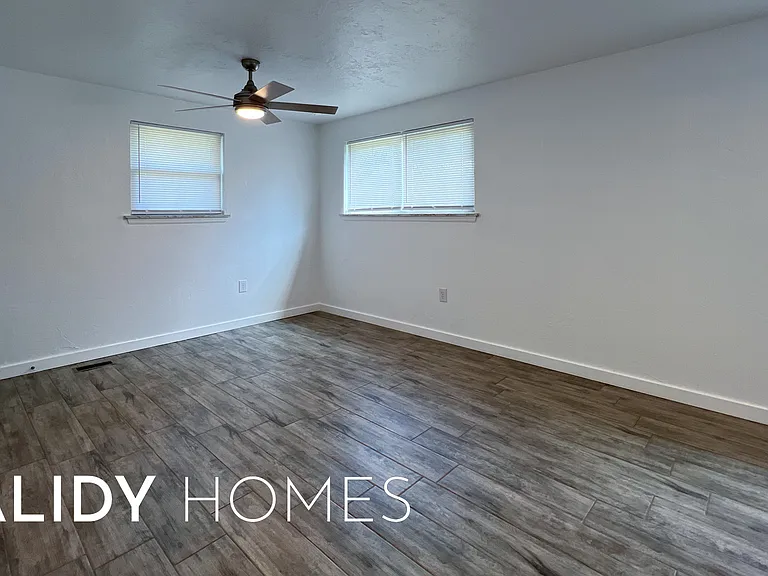 702 Amity Ln — Photo 17