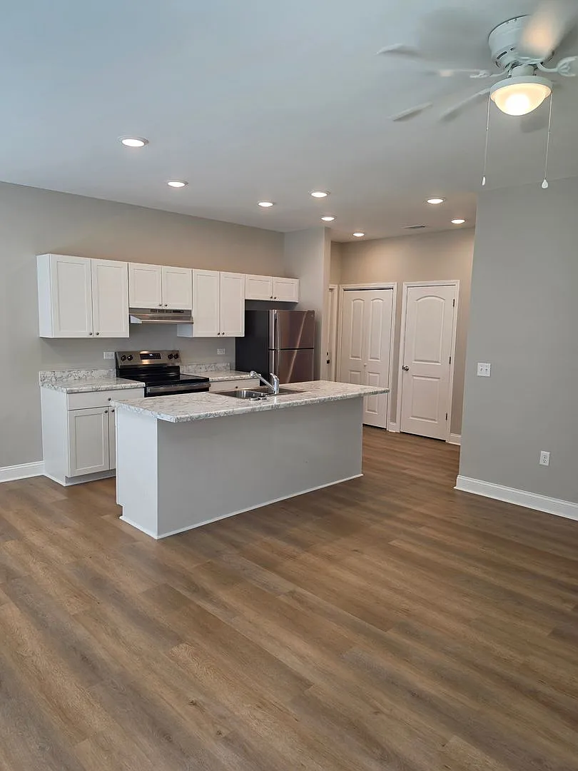 Charming 3 bed, 1.5 bath — Photo 4