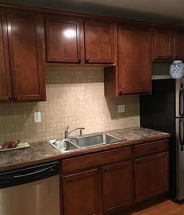 Ample kitchen cabinets
