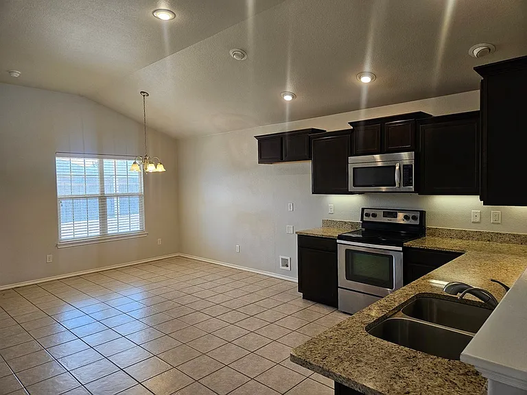 916 Mays Dr — Photo 7