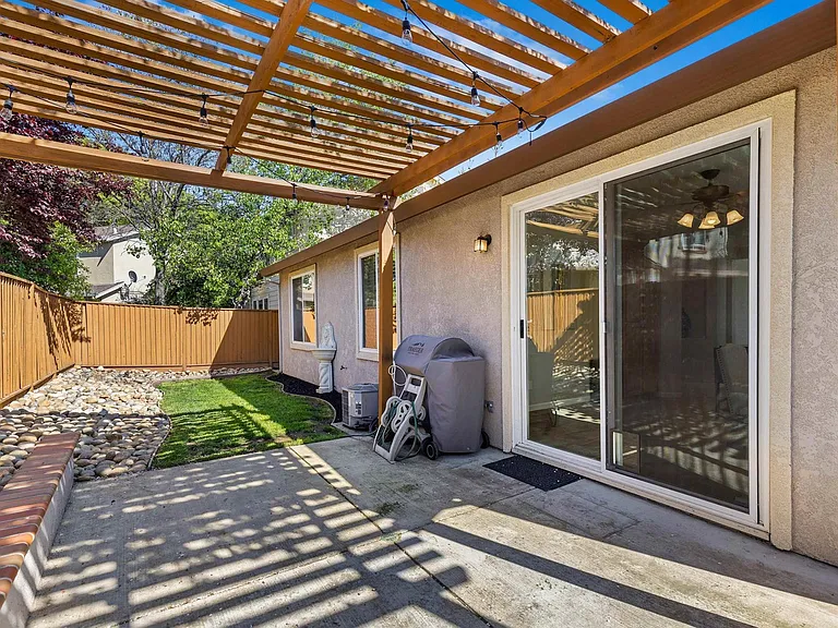 611 Ash Ct — Photo 16