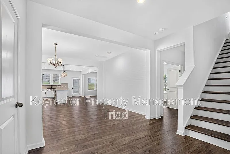 4 bed, 2.5 bath, 3000 sqft, $2,950 — Photo 2