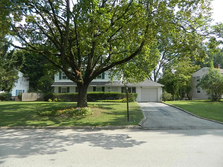 spacious, wide front driveway
