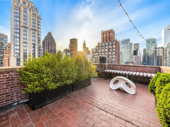 400 East 52nd Street image 19 of 21