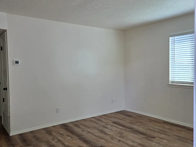 2109 Chelwood Park Blvd NE #D — Photo 3
