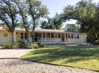 1402 McAllen St, Kerrville, TX 78028