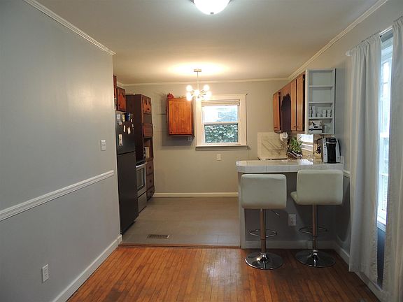 5th image of 410 Lynn St