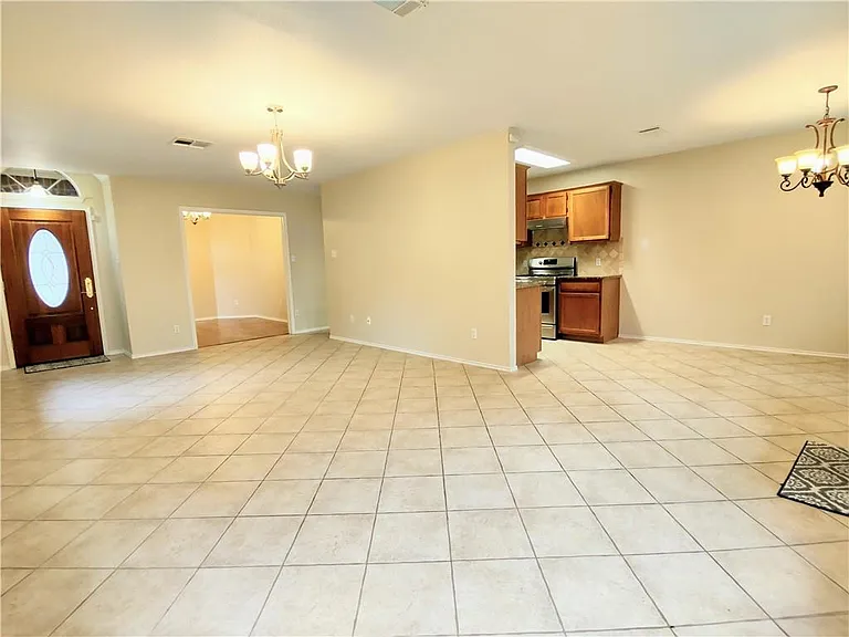 1009 Horseman Cv — Photo 6