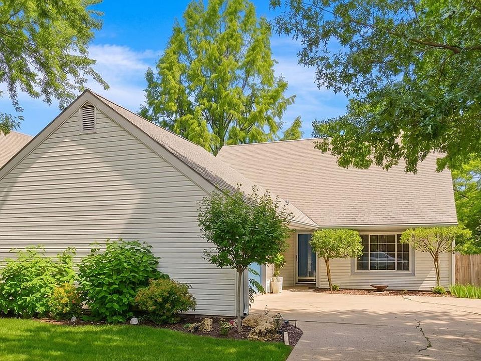 1st image of 221 Deerfield Ln