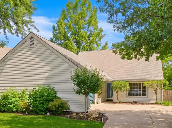 221 Deerfield Ln, Lawrence, KS 66049