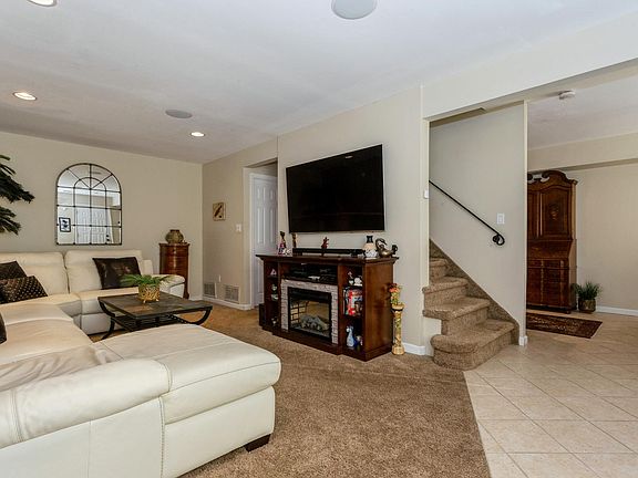5th image of 42 Alhambra Dr #42