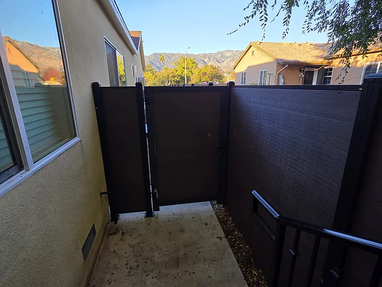 552 W Howard St — Photo 32