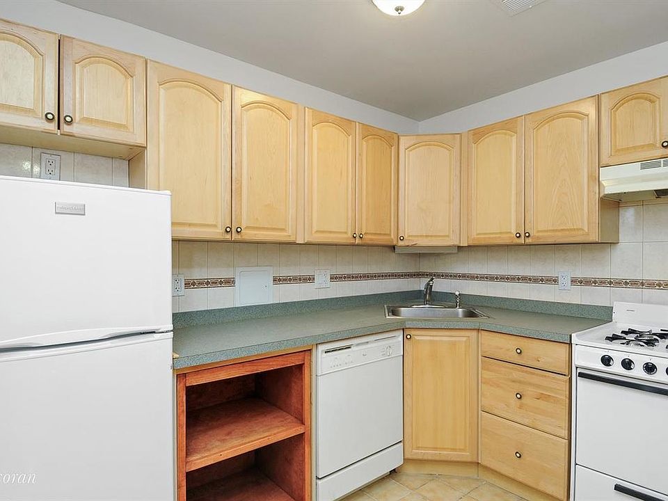 2nd image of 304 W 76th St APT 1A