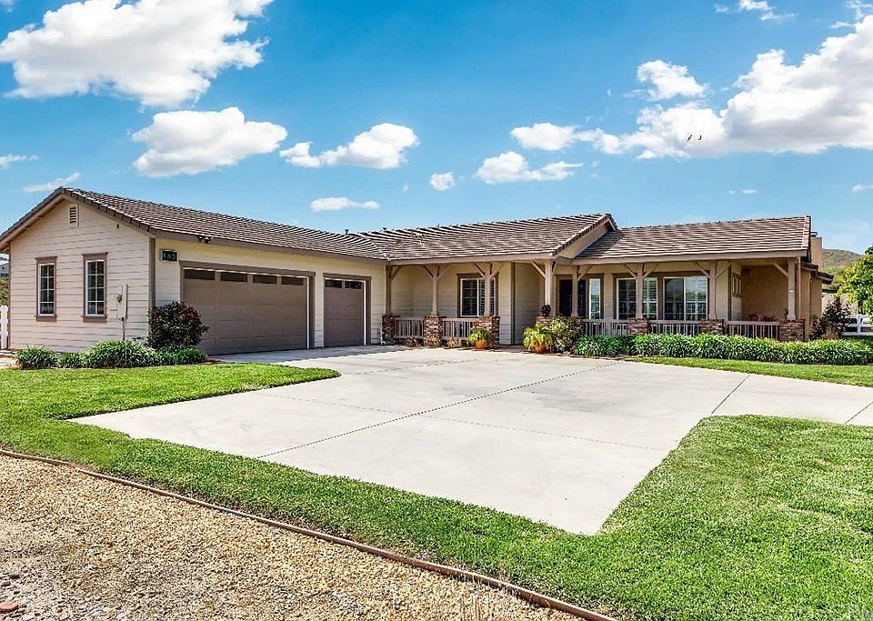 1st image of 180 Via De La Valle