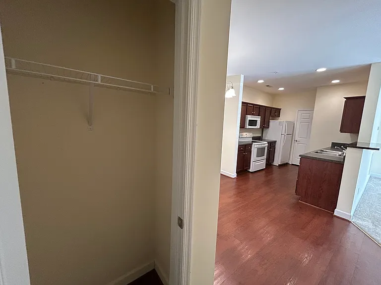Kendall Square Apartments — Photo 23