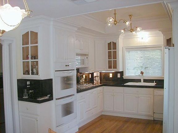 3rd image of 2922 Warrington Ave