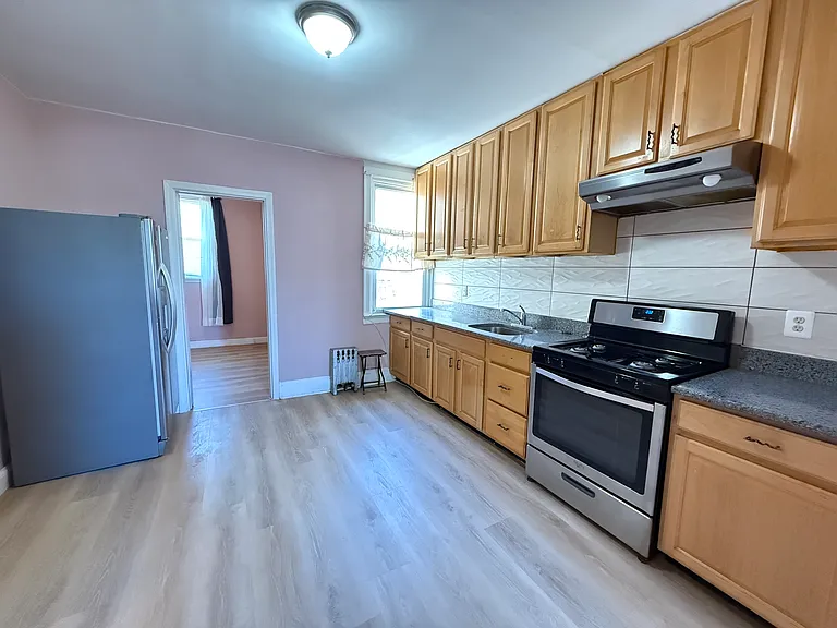 212 E Sheldon St — Photo 9