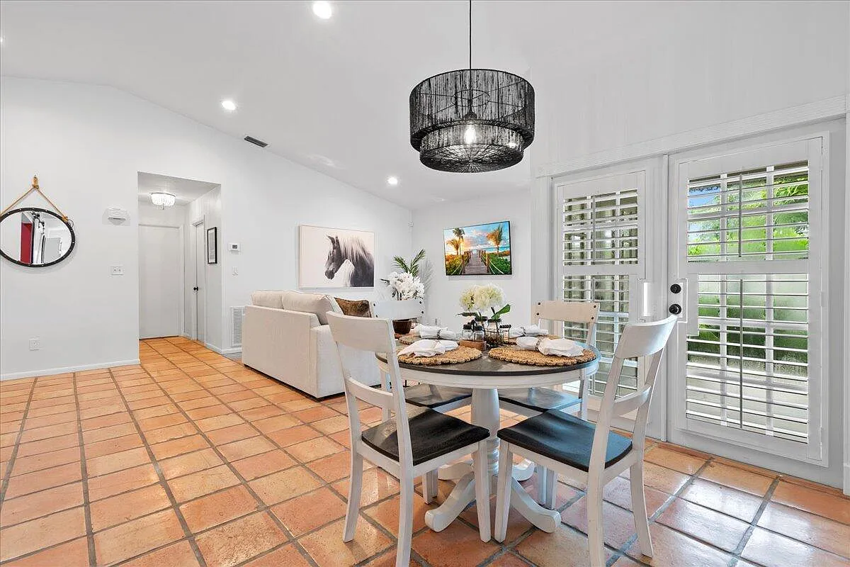 2 bed, 2.0 bath, 1231 sqft, $7,500 — Photo 4