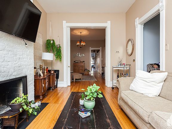 5th image of 827 W Wrightwood Ave APT 2