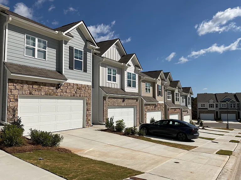 487 Stoneybrook Dr — Photo 3