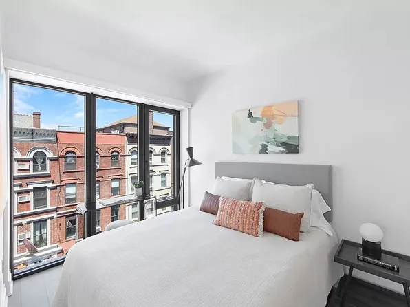 10-25 Jackson Avenue image 5 of 11