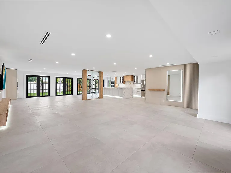 391 W Riverside Dr — Photo 23