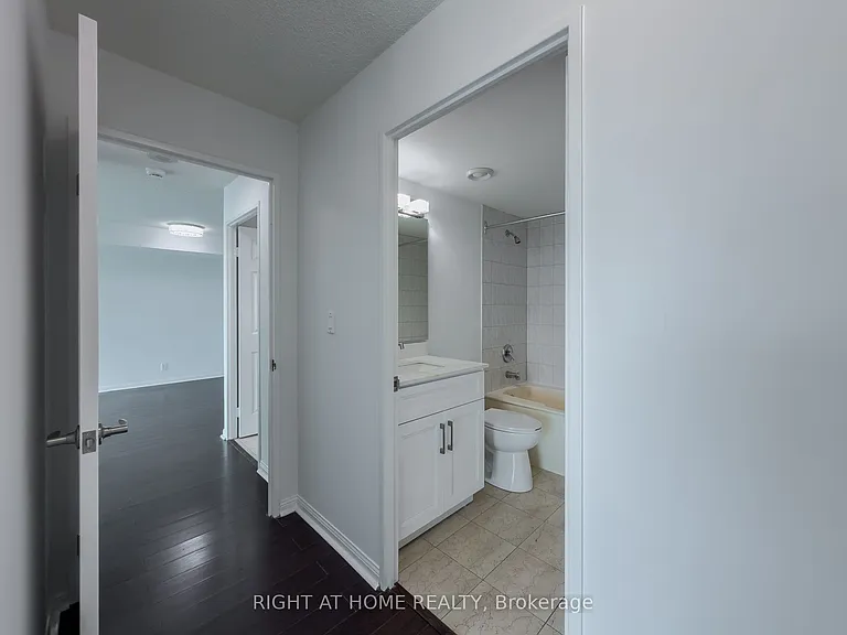 8 Lee Centre Dr #1008 — Photo 17