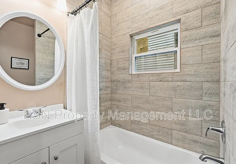 716 W 38th St — Photo 14