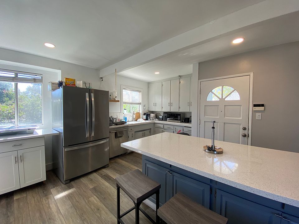 2nd image of 18741 Victory Blvd #6