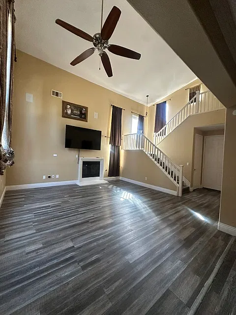 4 bed, 2.5 bath, 2011 sqft, $3,000 — Photo 2