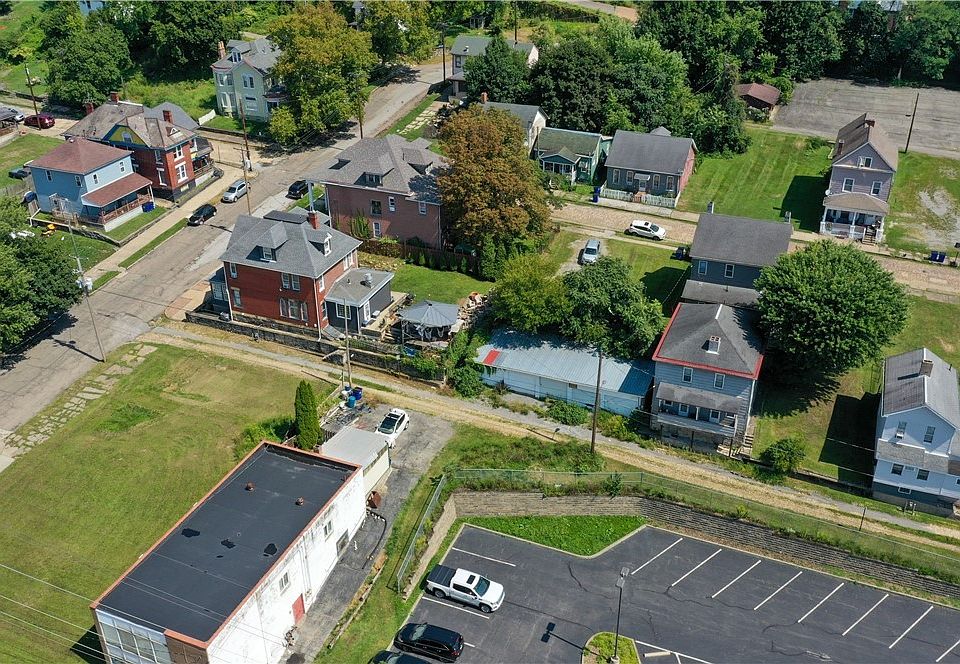 2nd image of 422 Grove Aly