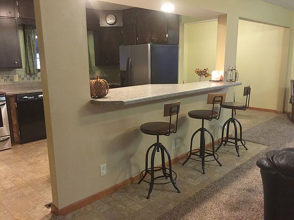 Breakfast bar- seats 6 or more.