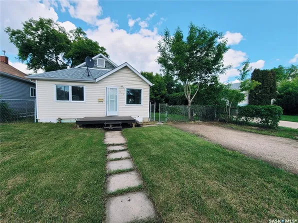 618 8th STREET E, Prince Albert, SK S6V 0W7