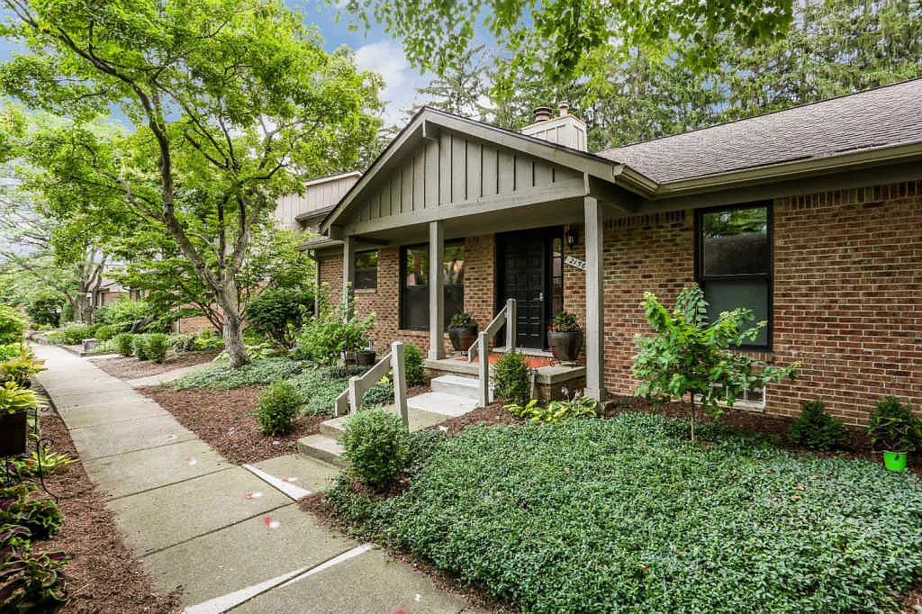 2156 Spruceway Ln photo 1