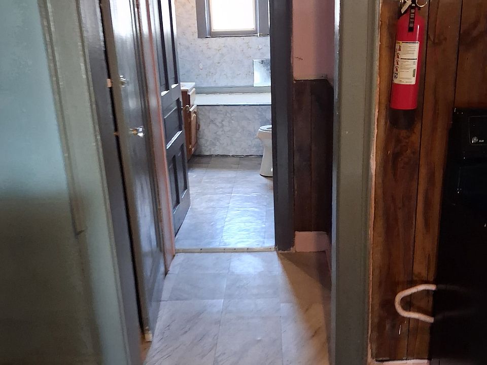 957 Park Ave Apt 1, photo 3