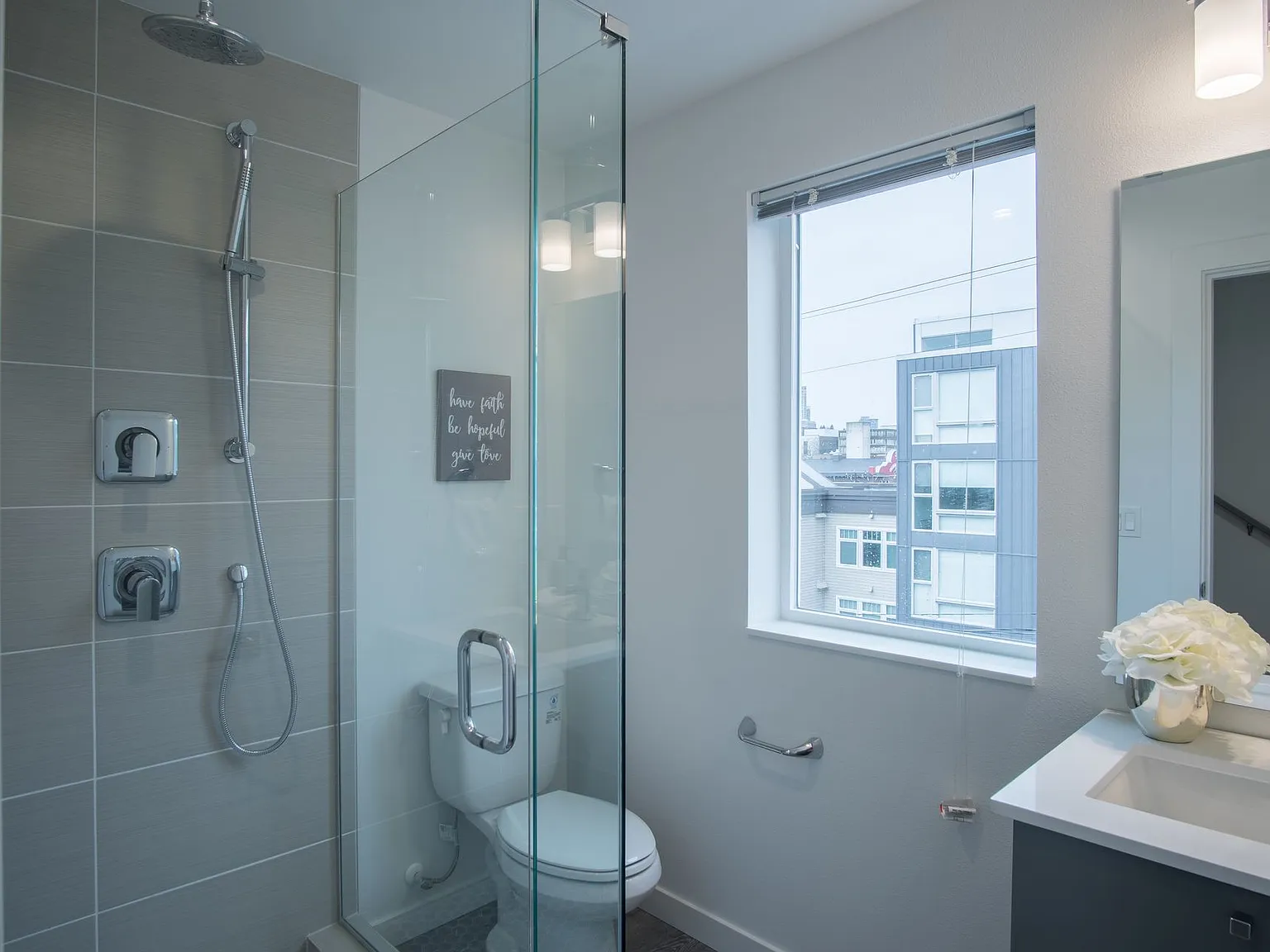 Modern 3BR/3BA Townhouse with Rooftop Views in Yesler Terrace — Photo 4