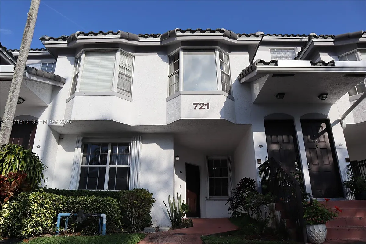 Building Photo - 721 SW 148th Ave #305