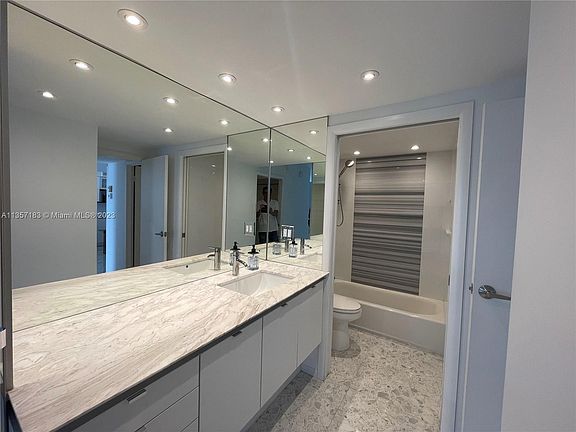 4th image of 100 Bayview Dr APT 1220