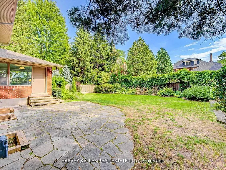 209 Lytton Blvd — Photo 20